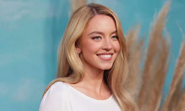 Sydney Sweeney étourdit dans une robe de mariée moulante sur de nouvelles photos