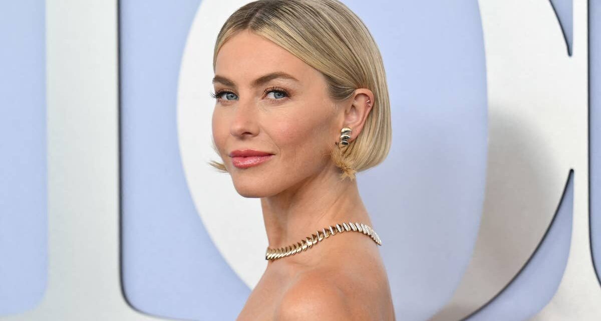 Julianne Hough impressionne dans plusieurs maillots de bain pendant son repos et sa recharge au bord de la plage