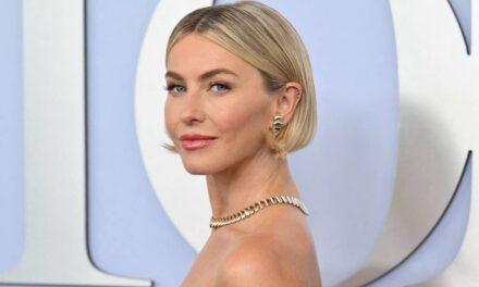 Julianne Hough impressionne dans plusieurs maillots de bain pendant son repos et sa recharge au bord de la plage