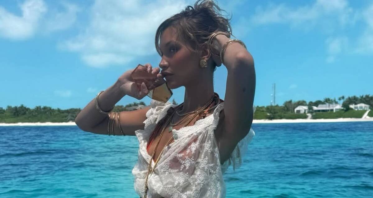 Bella Hadid montre des abdos meurtriers en bikini brûlant