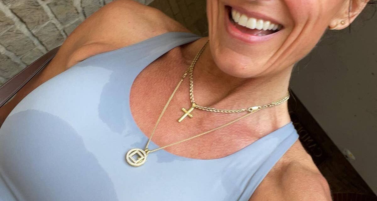 Davina McCall, 58 ans, montre des abdominaux ultra-toniques dans un soutien-gorge de sport vibrant