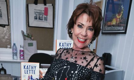 Kathy Lette : « Les femmes n&rsquo;abandonnent pas le sexe quand elles vieillissent ; on vieillit quand on abandonne le sexe&rsquo; – la joie du sexe dans la soixantaine