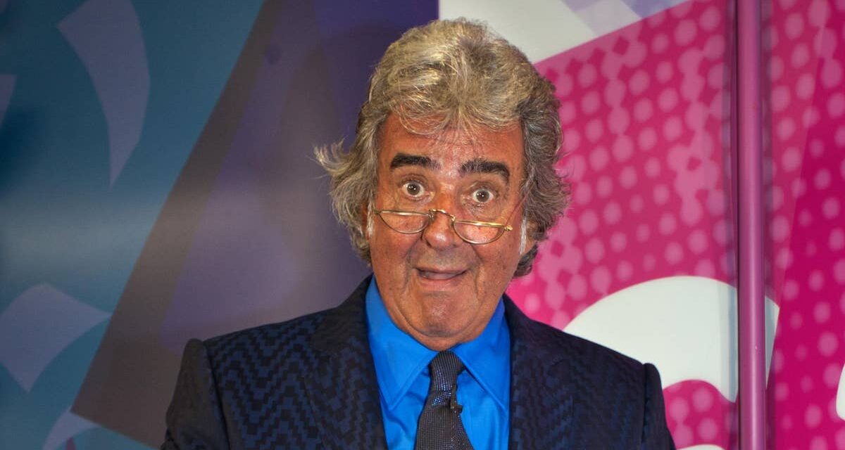 Rencontrez la célèbre épouse de la star de Bargain Hunt, David Dickinson, qui est « tout comme Shirley Bassey »