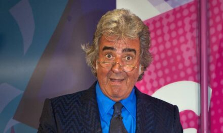 Rencontrez la célèbre épouse de la star de Bargain Hunt, David Dickinson, qui est « tout comme Shirley Bassey »
