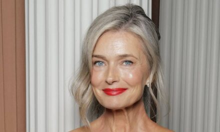 Paulina Porizkova, fille d&rsquo;anniversaire, fléchit sa silhouette tonique en bikini string : « Nous avons 61 ans »
