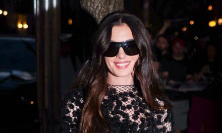 Le choix vestimentaire osé d&rsquo;Anne Hathaway est une lettre d&rsquo;amour à la tenue nue