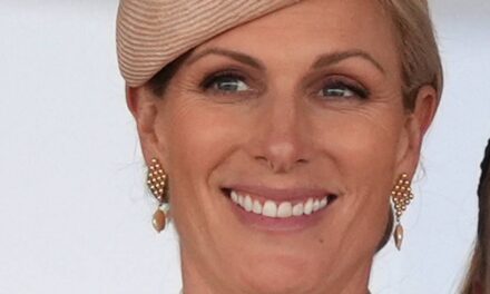 Zara Tindall élève son costume cintré « sorbet pêche » avec des talons dorés de 500 £