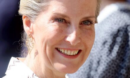 La duchesse Sophie présente sa robe la plus chic – avec un clin d&rsquo;œil poignant à la défunte reine Elizabeth