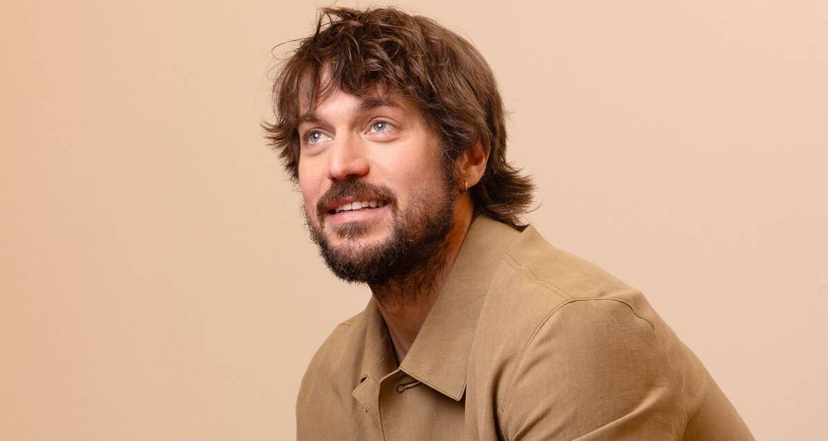 Lucas Bravo d&rsquo;Emily In Paris fait un rare commentaire sur sa relation avec le casting après des remarques surprenantes