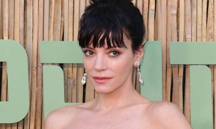 Lily Allen grésille dans une lingerie en dentelle à peine visible sur une photo sensuelle dans les coulisses