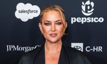 Ryder, le beau fils de Kate Hudson, la domine dans une rare apparition sur le tapis rouge