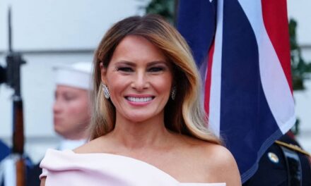 Melania Trump fait une grande entrée dans une tenue haute couture Dior de la tête aux pieds à 80 000 $ lors d&rsquo;un dîner d&rsquo;État
