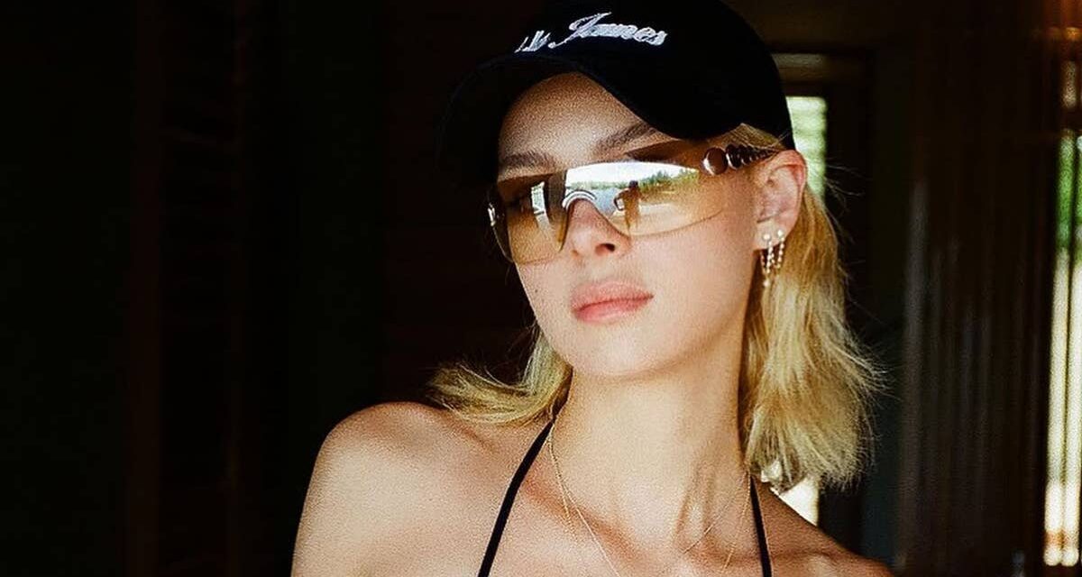 Inspirée par Nicola Peltz Beckham, je suis obsédée par les lunettes de soleil enveloppantes des années 90 cette saison