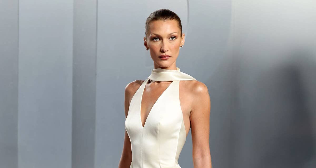 Bella Hadid étourdit en robe nue alors qu&rsquo;elle annonce une nouvelle majeure