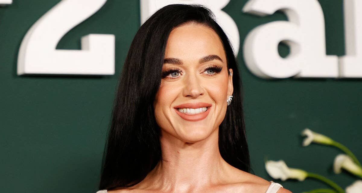 Katy Perry montre son physique sculpté alors qu&rsquo;elle parle de sa routine « disciplinée »