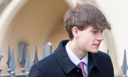 James, comte de Wessex ressemble étrangement au père Prince Edward pour son rare apparence souriante
