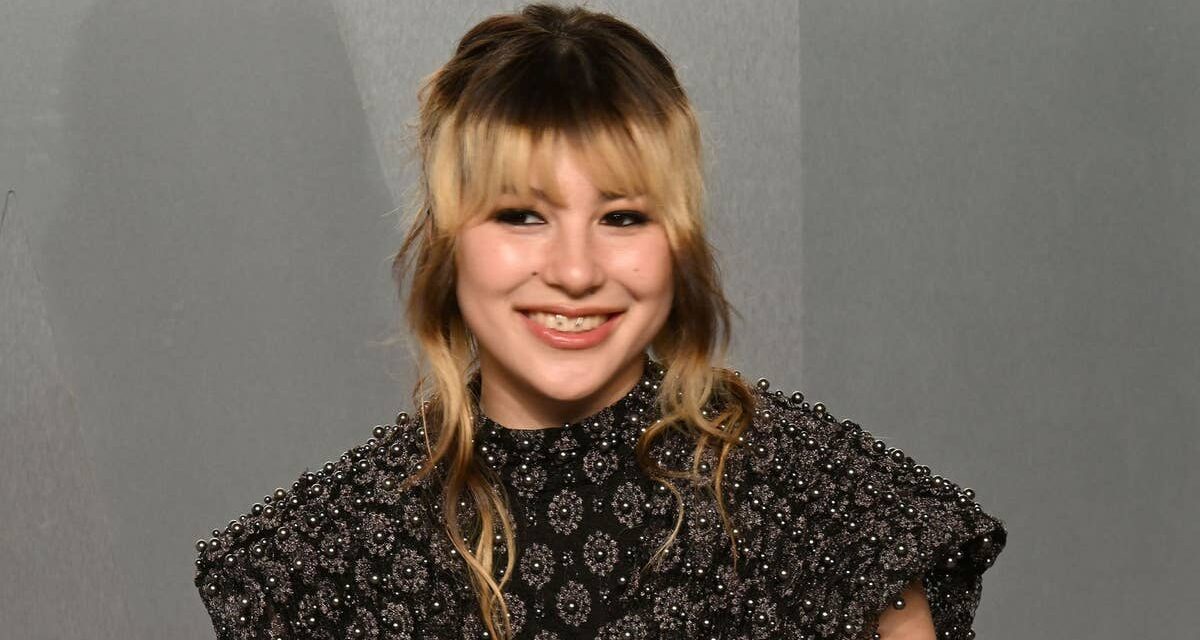 Alysa Liu surprend en minirobe orange et bottes hautes dans une nouvelle vidéo de danse avec la célèbre chanteuse