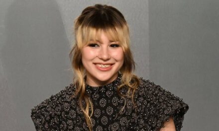 Alysa Liu surprend en minirobe orange et bottes hautes dans une nouvelle vidéo de danse avec la célèbre chanteuse