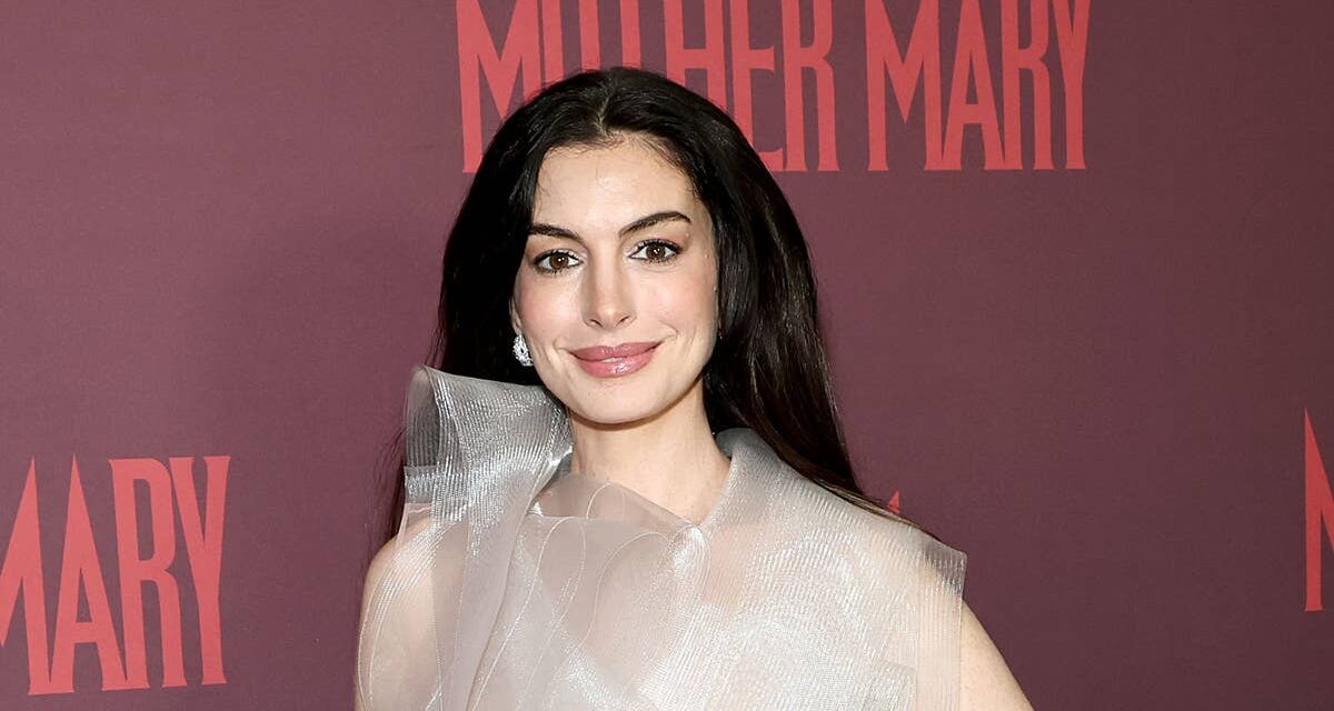 La robe nue d&rsquo;Anne Hathaway est peut-être son look le plus audacieux à ce jour