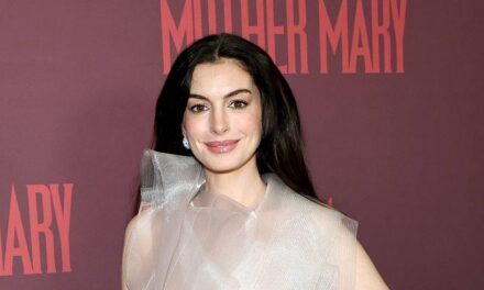La robe nue d&rsquo;Anne Hathaway est peut-être son look le plus audacieux à ce jour