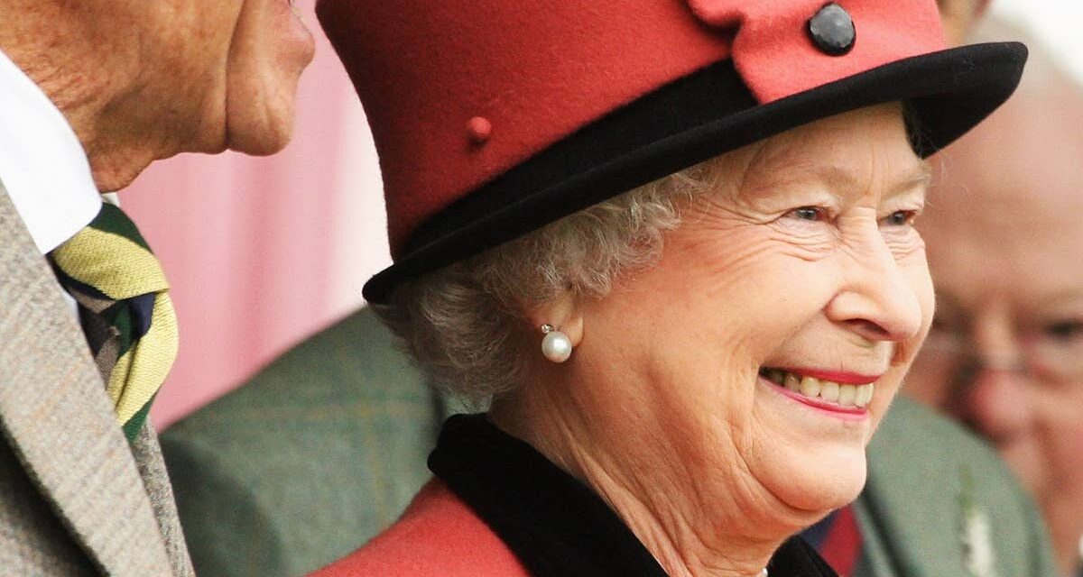 La réaction de la reine Elizabeth lorsque le prince Philip a été surpris en train de lui « pincer les fesses »