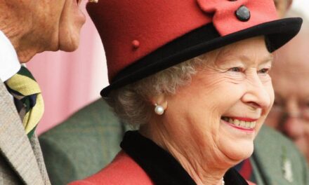 La réaction de la reine Elizabeth lorsque le prince Philip a été surpris en train de lui « pincer les fesses »