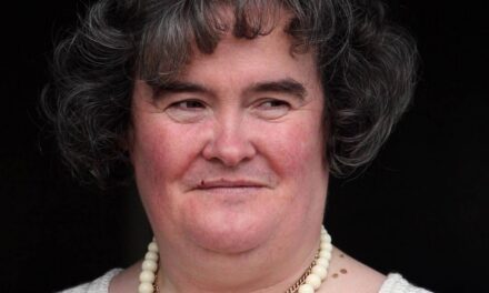 Susan Boyle, ancienne star de BGT, est méconnaissable alors qu&rsquo;elle célèbre son 65e anniversaire avec un relooking anti-âge