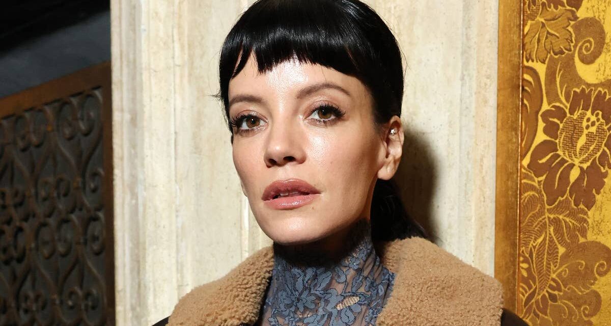 Lily Allen grésille en lingerie en dentelle alors qu&rsquo;elle pose avec son amie proche Gwyneth Paltrow