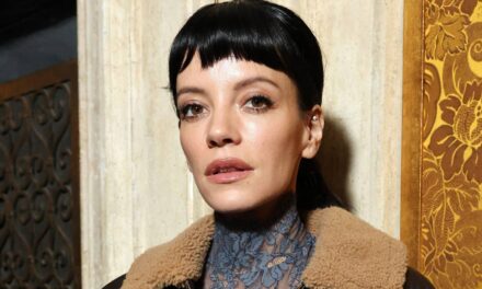 Lily Allen grésille en lingerie en dentelle alors qu&rsquo;elle pose avec son amie proche Gwyneth Paltrow