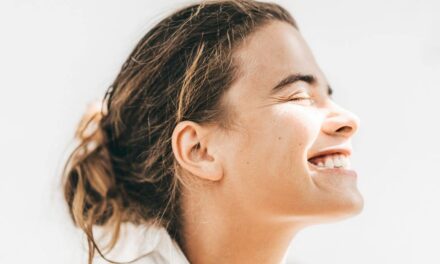 Les « soins du visage des oreilles » pourraient apporter un soulagement instantané des migraines en une seule séance