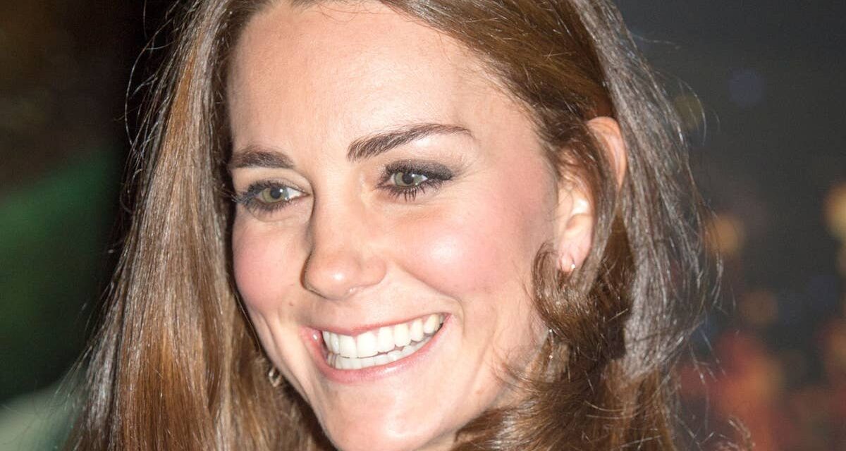 Kate Middleton donne une touche modeste à une mini-robe ajustée que personne n&rsquo;a vue venir