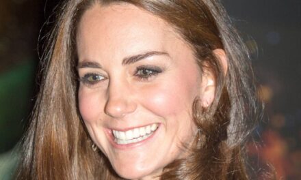 Kate Middleton donne une touche modeste à une mini-robe ajustée que personne n&rsquo;a vue venir