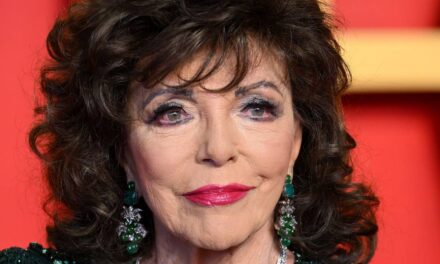 Joan Collins, 92 ans, est méconnaissable sur une photo des années 1960 avec des collants scintillants