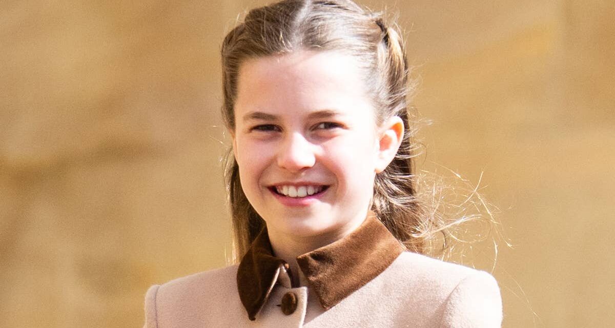 La princesse Charlotte est une fashionista de Pâques en robe Self-Portrait et en manteau codé grand-mère Diana