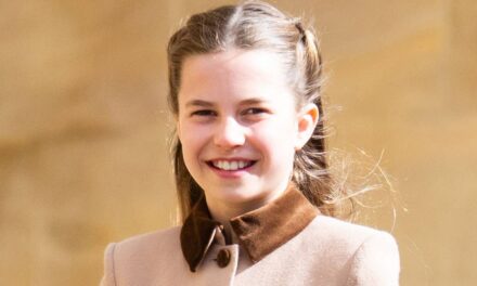 La princesse Charlotte est une fashionista de Pâques en robe Self-Portrait et en manteau codé grand-mère Diana