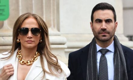 La comédie romantique « torride » interdite de Jennifer Lopez, Office Romance, a rendu les téléspectateurs de Netflix accros dès le premier regard