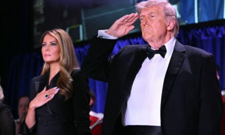 Le président Donald Trump et Melania se sont précipités hors de la scène après que des coups de feu ont été entendus lors du dîner des correspondants de la Maison Blanche.