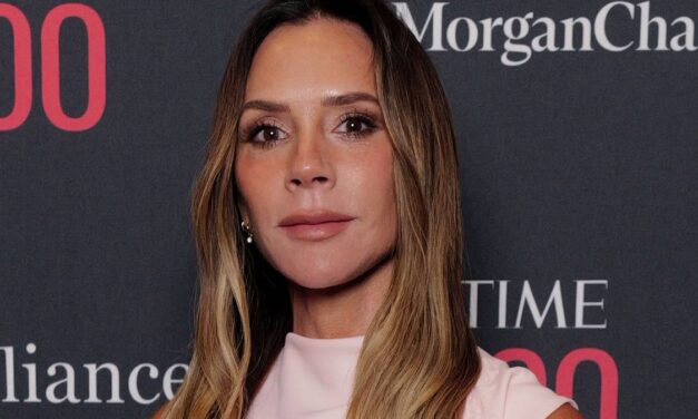 Victoria Beckham brise le silence sur les affirmations de la « marque Beckham » de Brooklyn en niant être une maman « insistante »