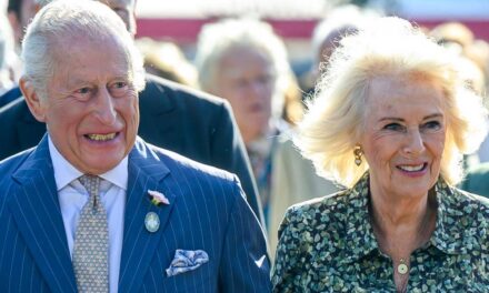Le très rare moment PDA du roi Charles et de la reine Camilla filmé à l&rsquo;occasion du 21e anniversaire