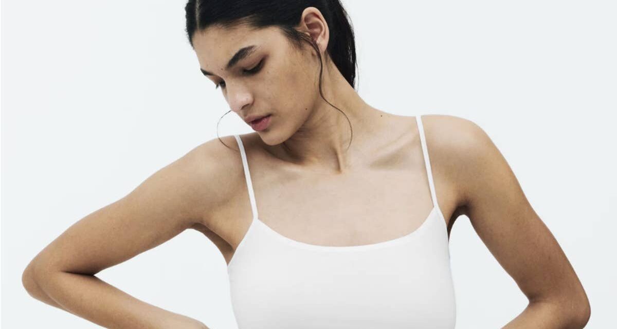 Les femmes de la quarantaine se précipitent toutes chez Marks & Spencer pour trouver la robe nuisette virale à porter sous leurs robes flottantes cet été