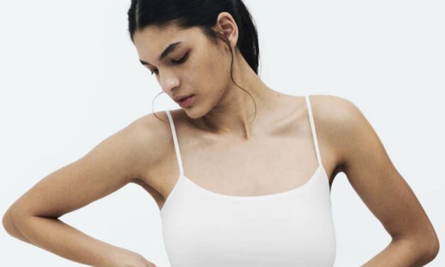 Les femmes de la quarantaine se précipitent toutes chez Marks & Spencer pour trouver la robe nuisette virale à porter sous leurs robes flottantes cet été