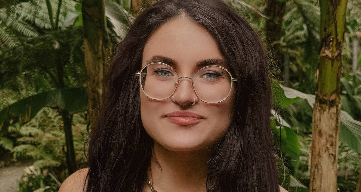 Ces conseils, notamment mettre de la cannelle dans votre café et dessiner des runes dans la vapeur de votre douche, pourraient vous aider à gagner plus d&rsquo;argent – ​​selon l&rsquo;influenceuse en sorcellerie Lilly Statham, dont le nouveau livre Manifest Like A Witch est sorti. maintenant, publié par Hay House