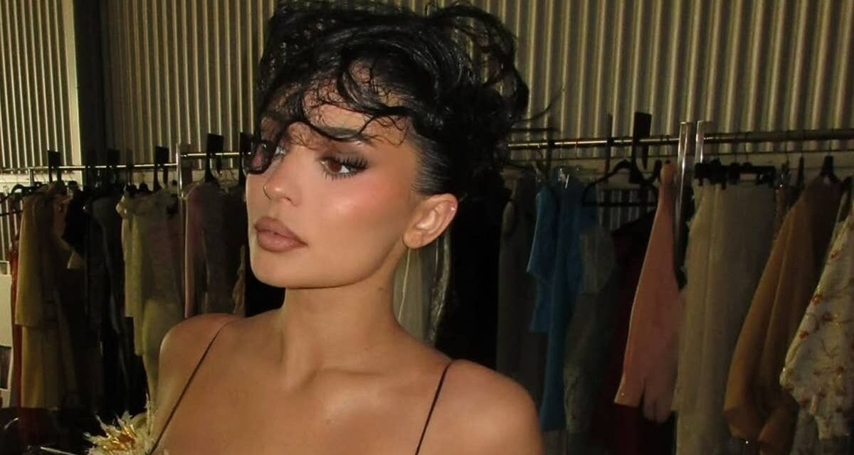 Kylie Jenner vient de prouver que les soutiens-gorge à plumes sont une tendance incontournable de l&rsquo;été 2026
