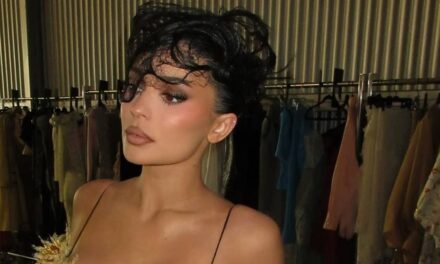 Kylie Jenner vient de prouver que les soutiens-gorge à plumes sont une tendance incontournable de l&rsquo;été 2026