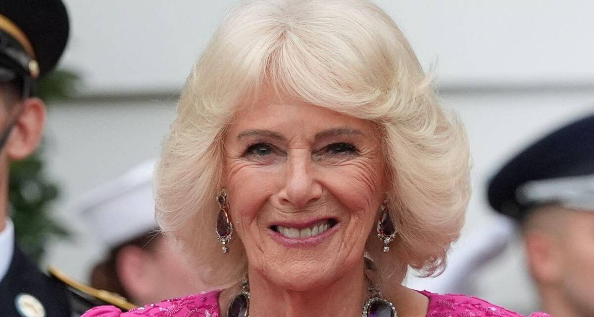La reine Camilla est éblouissante dans sa robe de banquet rose Barbie et le collier de la reine Elizabeth – mais ne porte pas de diadème