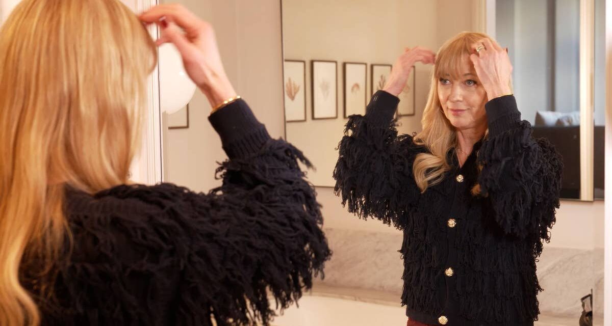 Cette habitude de 74 pence par jour explique pourquoi les cheveux de Sara Cox sont plus fournis et plus sains que jamais à 51 ans.