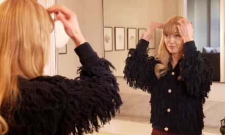 Cette habitude de 74 pence par jour explique pourquoi les cheveux de Sara Cox sont plus fournis et plus sains que jamais à 51 ans.
