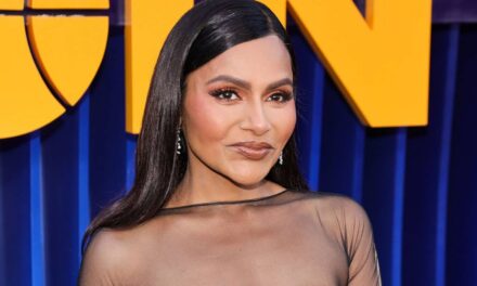 Mindy Kaling met en avant sa transformation en perte de poids de 18 kg dans une robe transparente