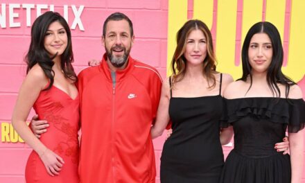 La fille d&rsquo;Adam Sandler éclipse ses parents célèbres sur des photos alors qu&rsquo;ils soutiennent son grand changement de carrière