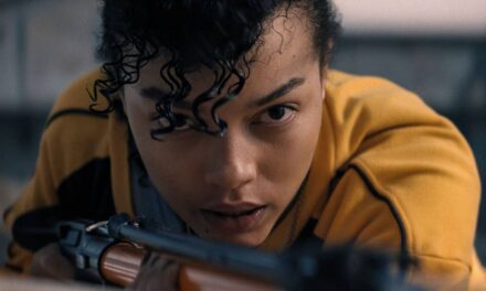 Les téléspectateurs de Netflix sont devenus accros au thriller « phénoménal » sur les requins Thrash alors qu&rsquo;il prend d&rsquo;assaut les charts